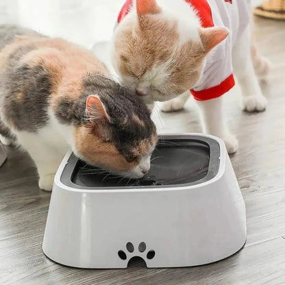Kat drinkt uit een witte drinkbak met grijze bovenplaat