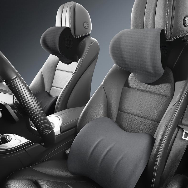 Zwarte en grijze autostoelkussens in een auto-interieur