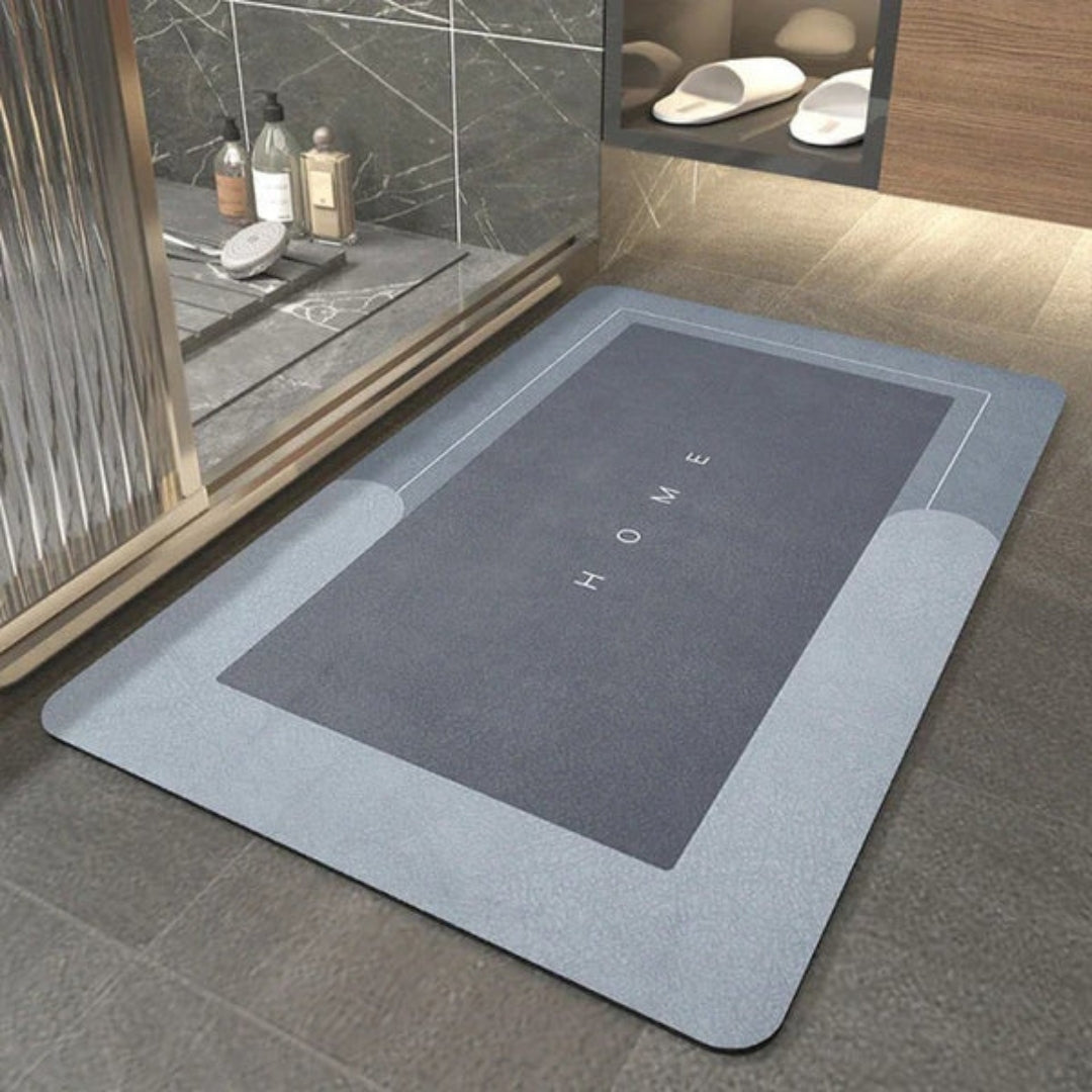 Blauwgrijze rechthoekige badmat bij een douche