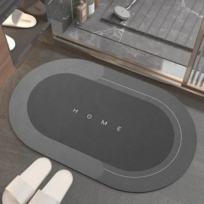 Donkergrijze ovale badmat bij een douche