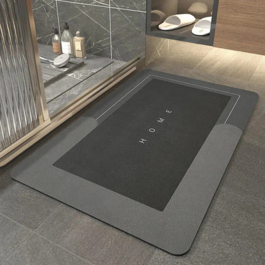 Donkergrijze rechthoekige badmat bij een douche