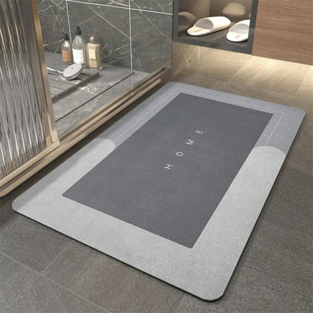 Lichtgrijze rechthoekige badmat bij een douche