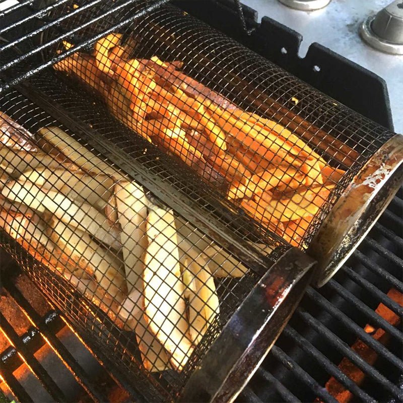 Barbecuemanden boven gloeiende kolen schuin van boven