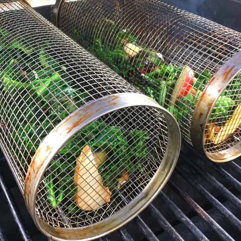 Detail van ronde barbecuemanden met groene groenten