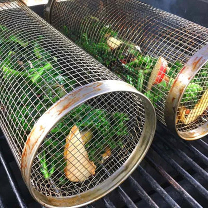 Detail van ronde barbecuemanden met groene groenten