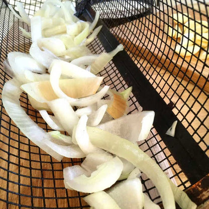 Detail van witte uienringen in een barbecuemand