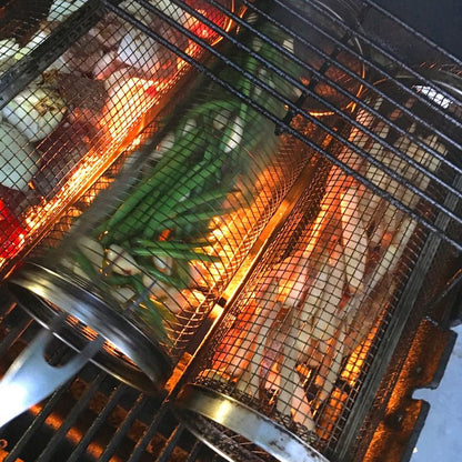 Barbecuemanden met groenten boven gloeiende kolen