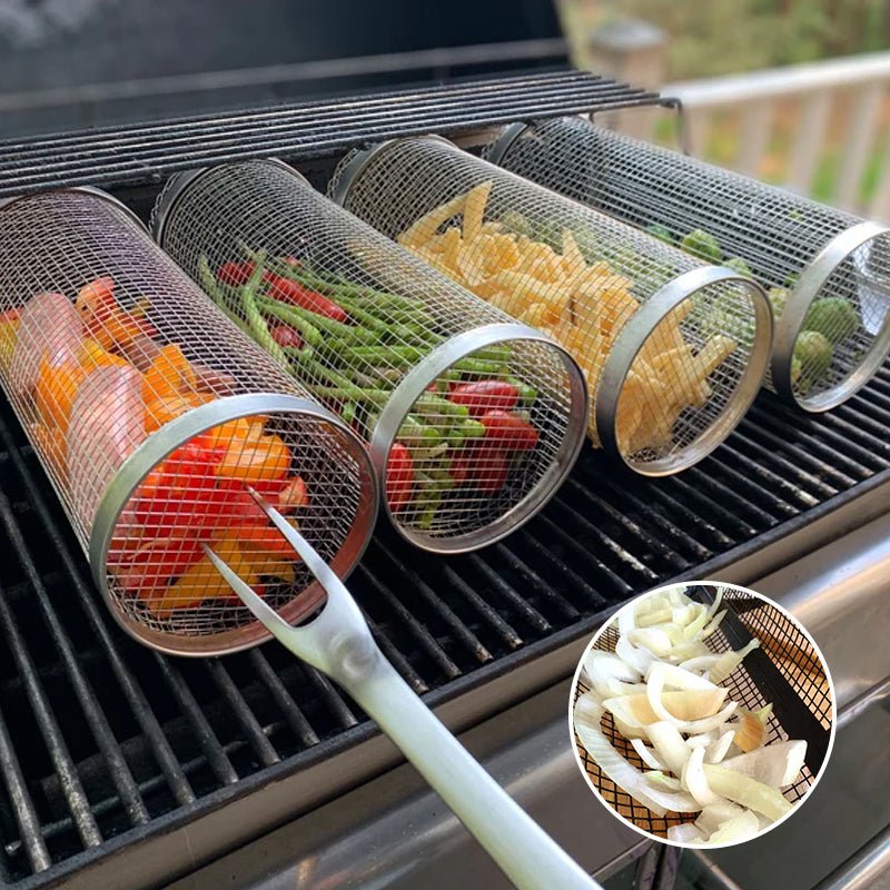 Ronde barbecuemanden op een grill met groenten en aardappelstukjes