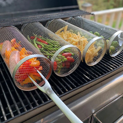Ronde barbecuemanden met groenten en aardappelen op een barbecue