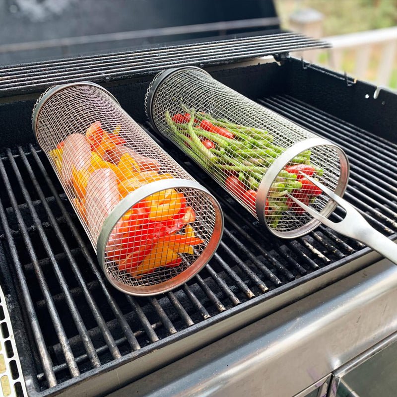 Ronde barbecuemanden op een rooster bij een open barbecue