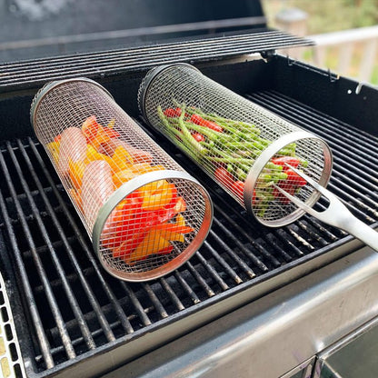 Ronde barbecuemanden op een rooster bij een open barbecue