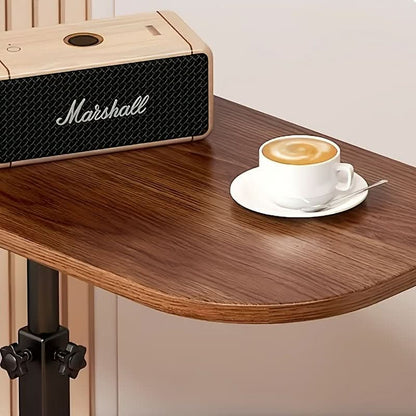 Detail van bruin tafelblad met kopje en luidspreker