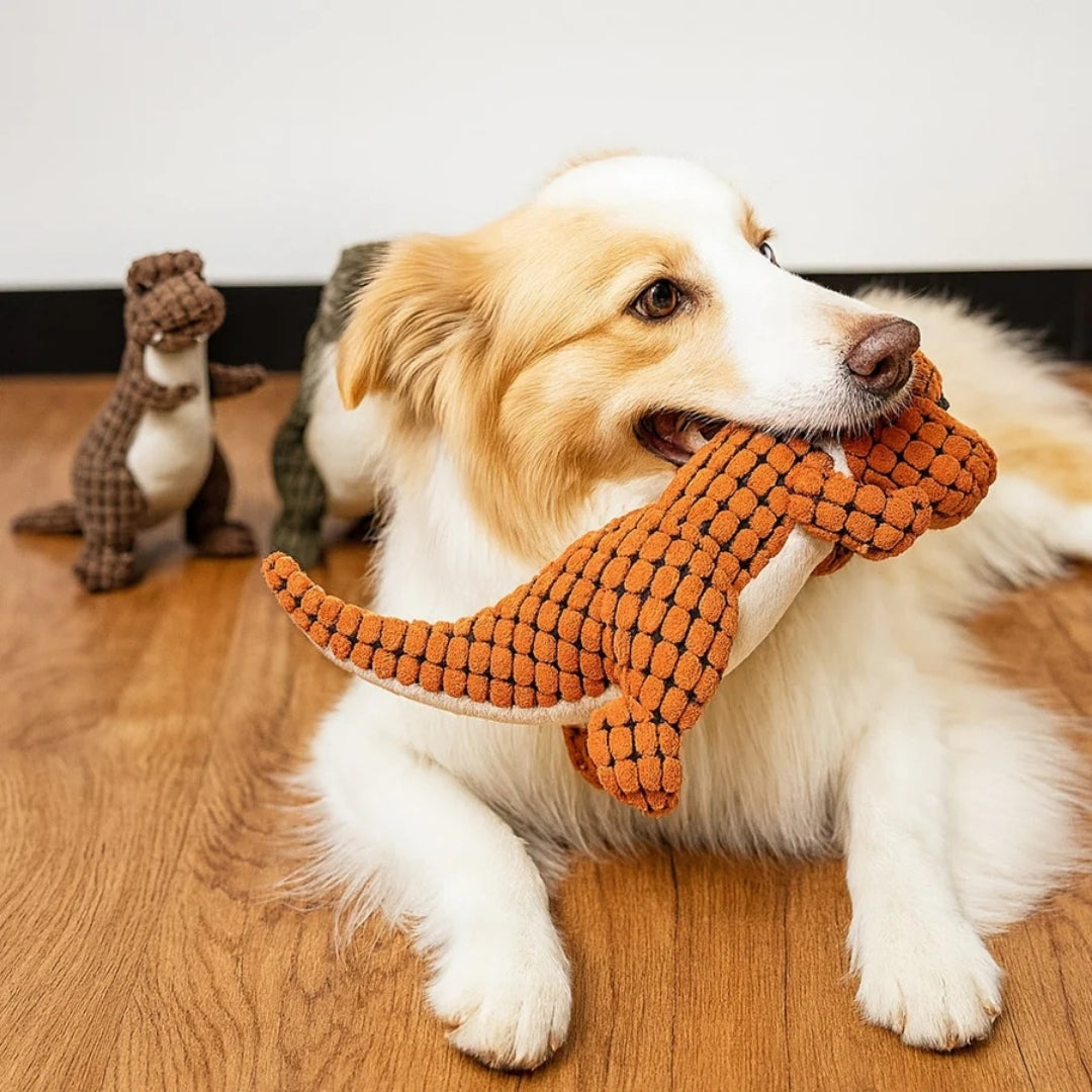 Hond houdt een oranje pluche dinosaurus in zijn bek