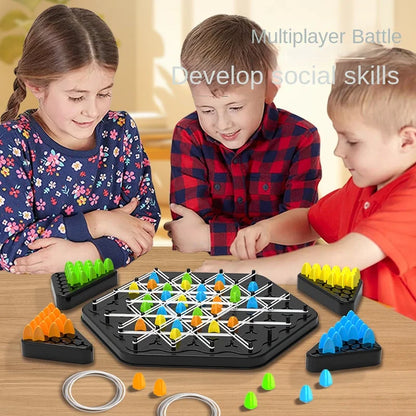 Drie kinderen spelen het driehoekenspel aan tafel