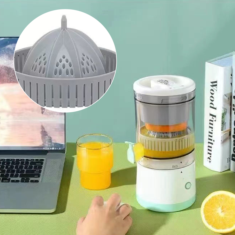 Citruspers en losse perskegel naast een laptop