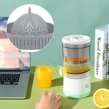 Citruspers en losse perskegel naast een laptop