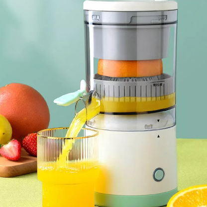 Detail van de citruspers die sap in een glas schenkt
