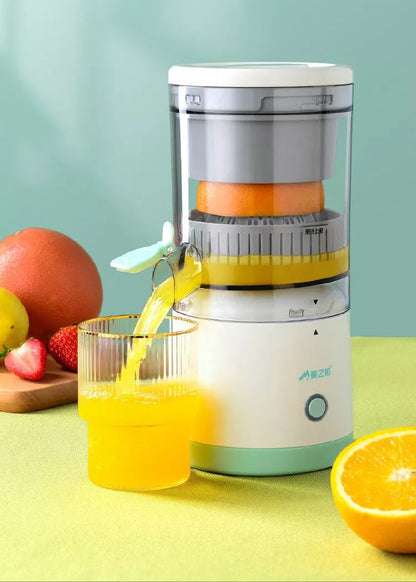 Elektrische citruspers naast glas sinaasappelsap en citrusfruit