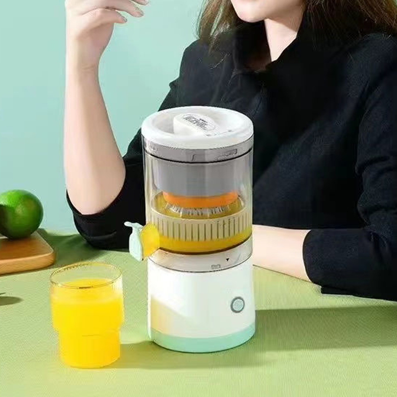 Persoon zit aan tafel met citruspers en glas sap