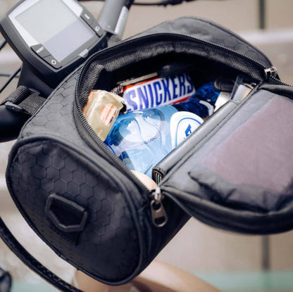 Geopende zwarte fietstas met snacks aan een stuur