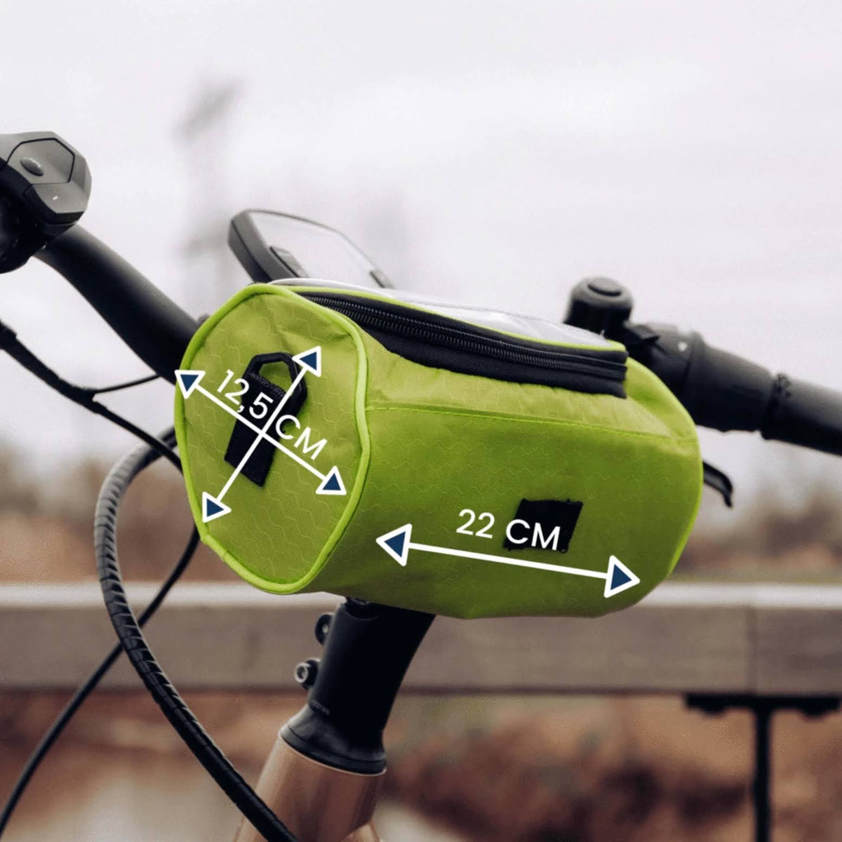 Groene fietstas met maatlijnen aan een stuur