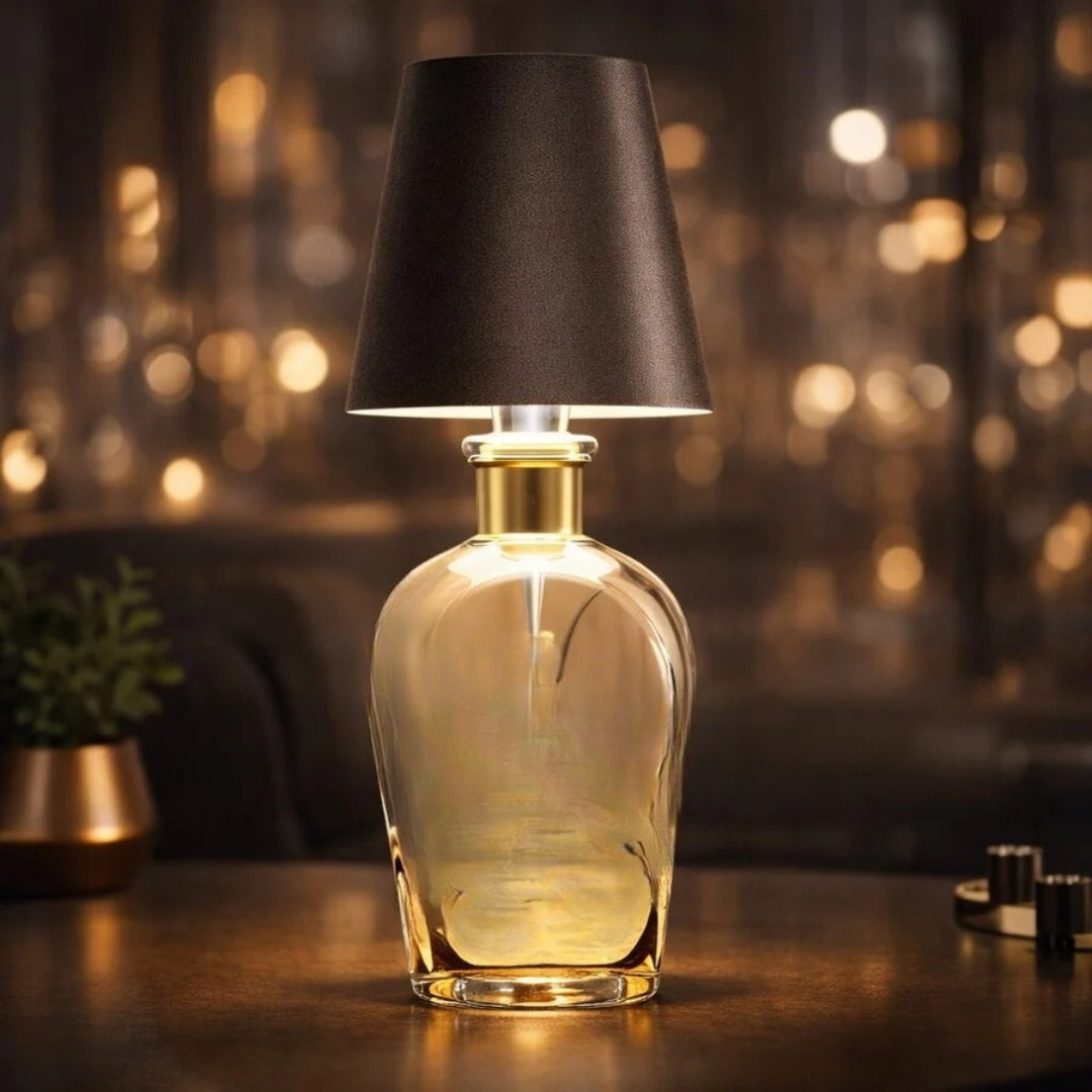 Bruine fleslamp op een lichte fles bij avondlicht
