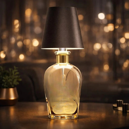 Bruine fleslamp op een lichte fles bij avondlicht