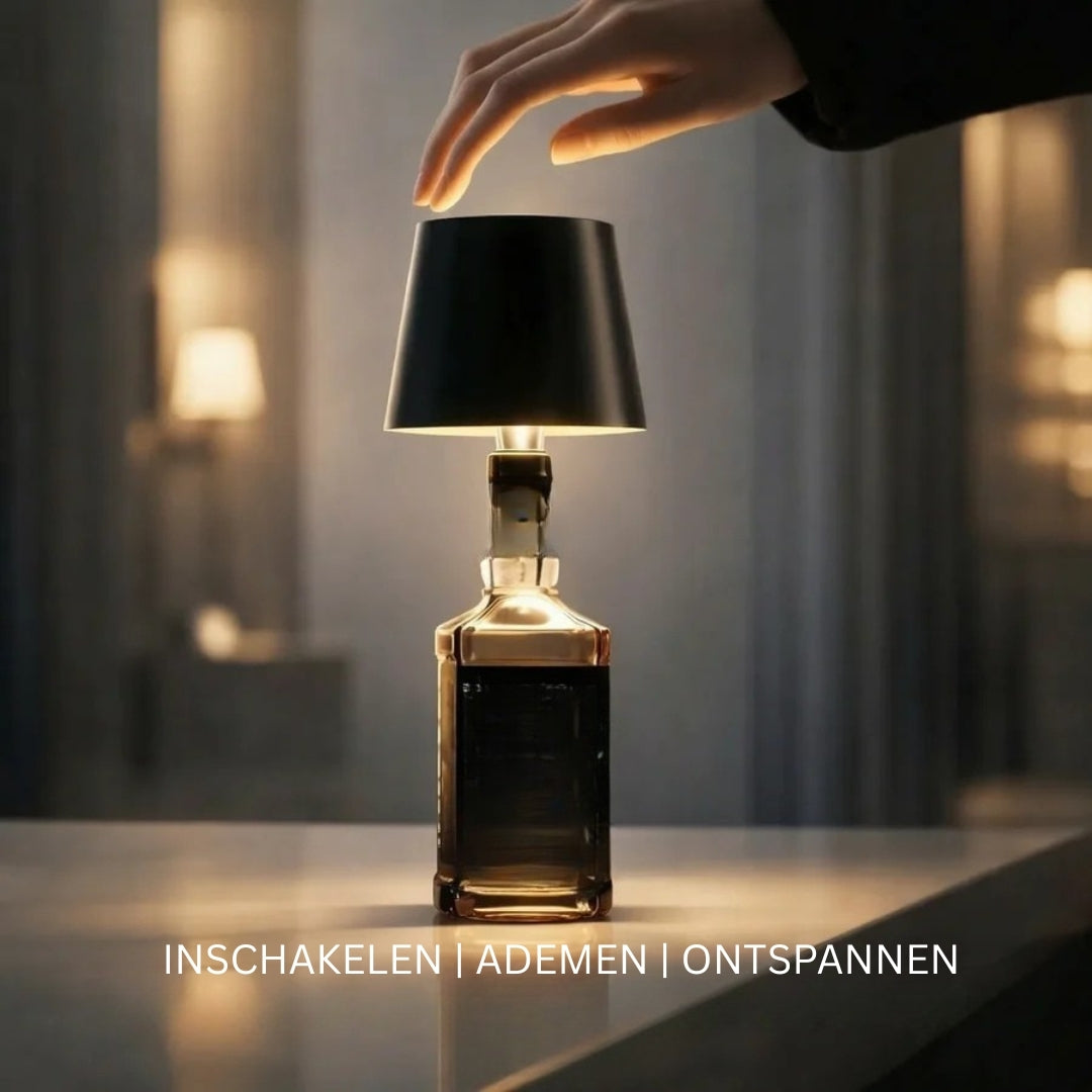 Hand boven een zwarte fleslamp op een fles