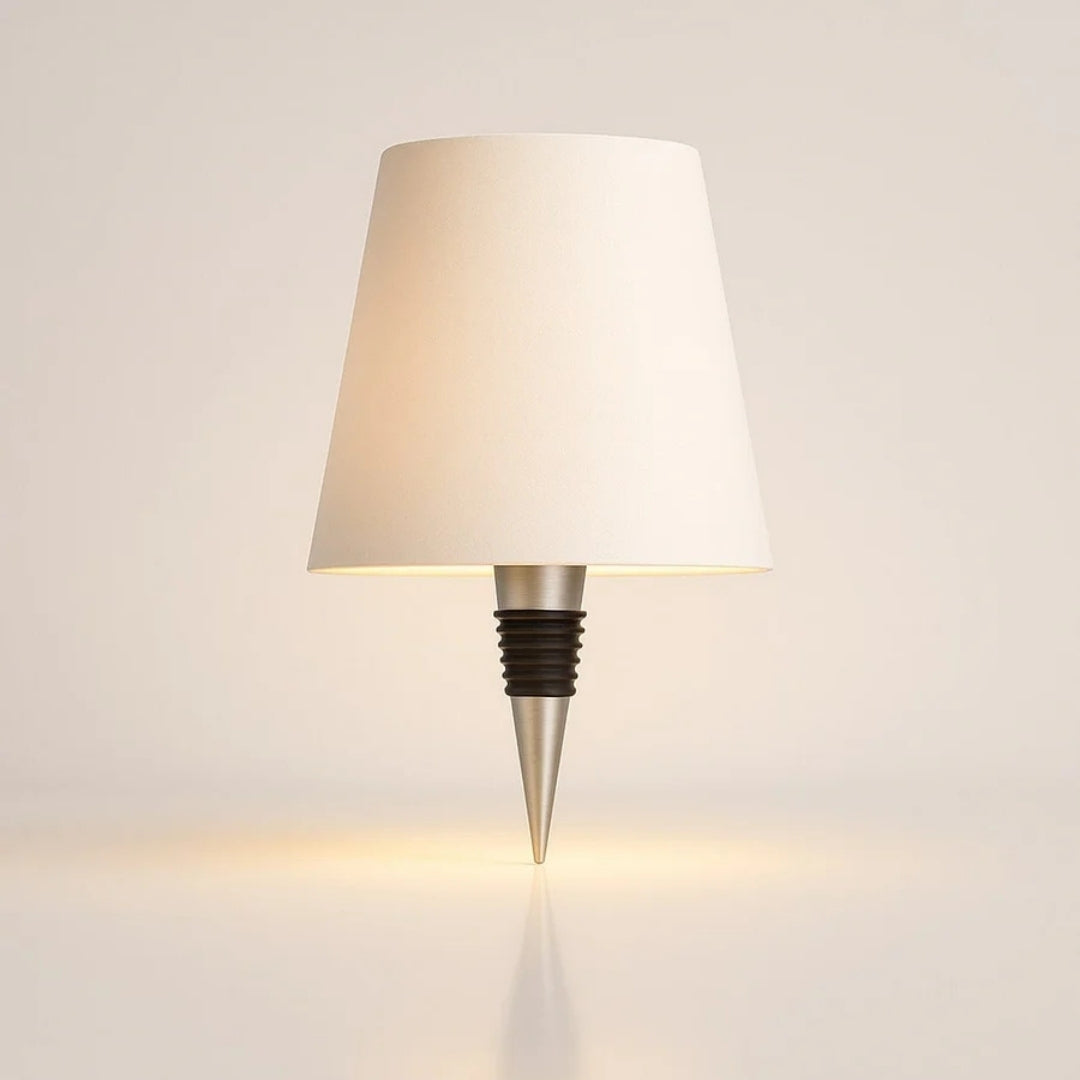 Witte fleslamp met taps toelopende kap en insteekpunt