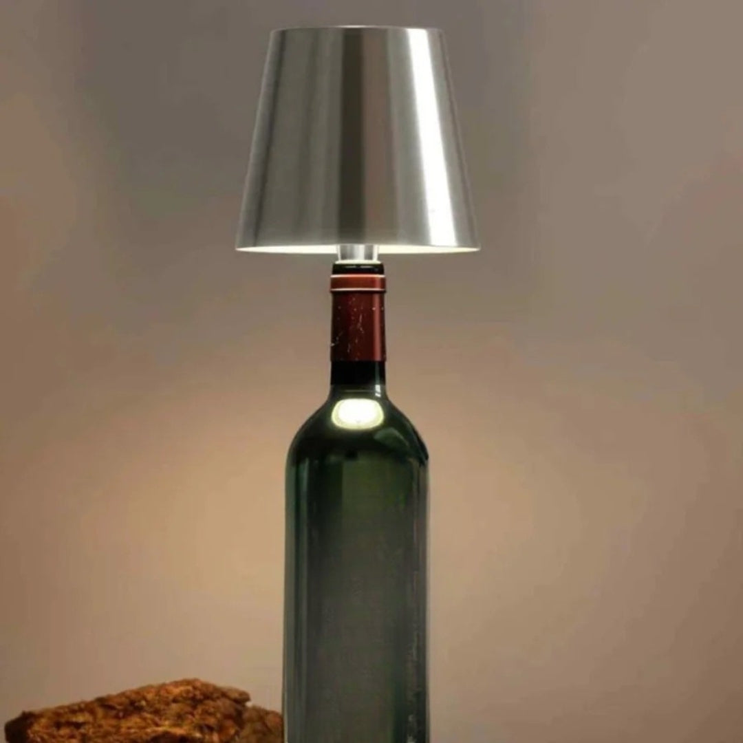 Zilverkleurige fleslamp op een groene fles