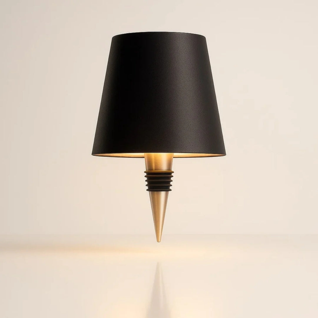 Zwarte fleslamp met taps toelopende kap en insteekpunt