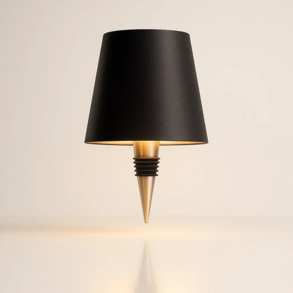 Zwarte fleslamp met taps toelopende kap en insteekpunt