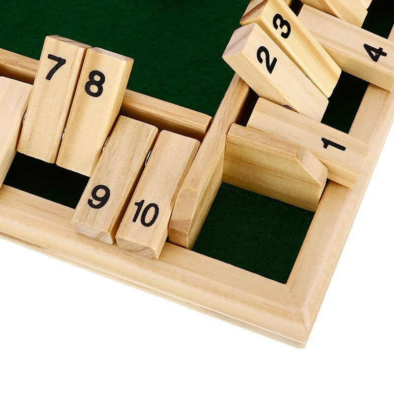 Detail van houten cijferklepjes aan het rekenspelbord