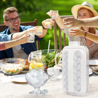 Flesvormige ijsballenmaker op een buitentafel bij mensen met drankjes