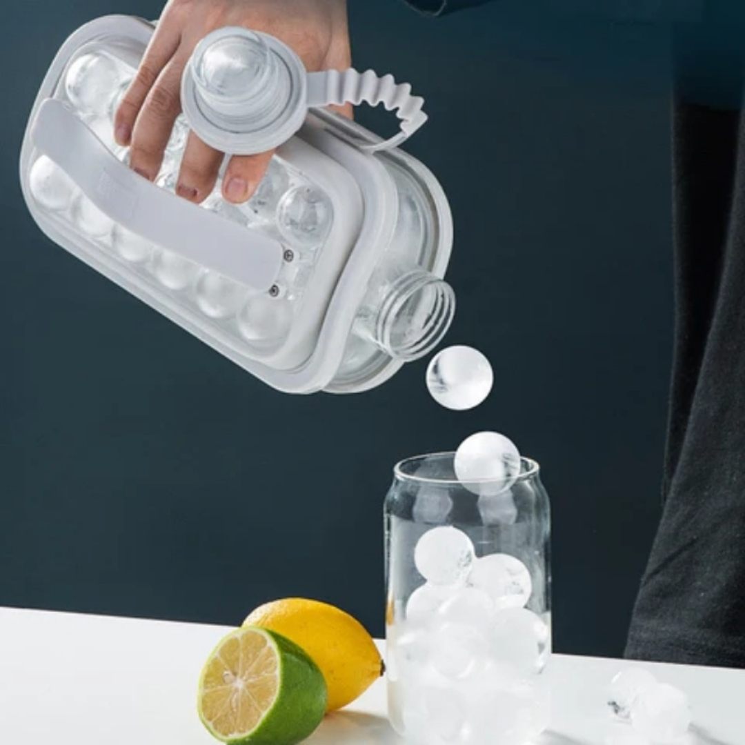 Witte ijsballenmaker schenkt ronde ijsballen in een glas