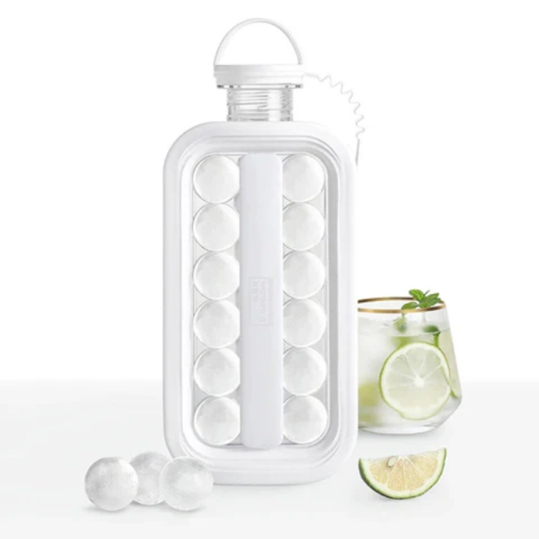 Witte flesvormige ijsballenmaker met handgreep en glas drinken