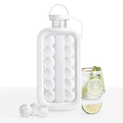 Witte flesvormige ijsballenmaker met handgreep en glas drinken