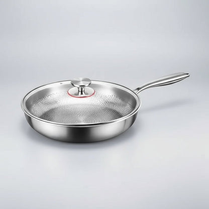 Koekenpan met deksel op een lichte achtergrond
