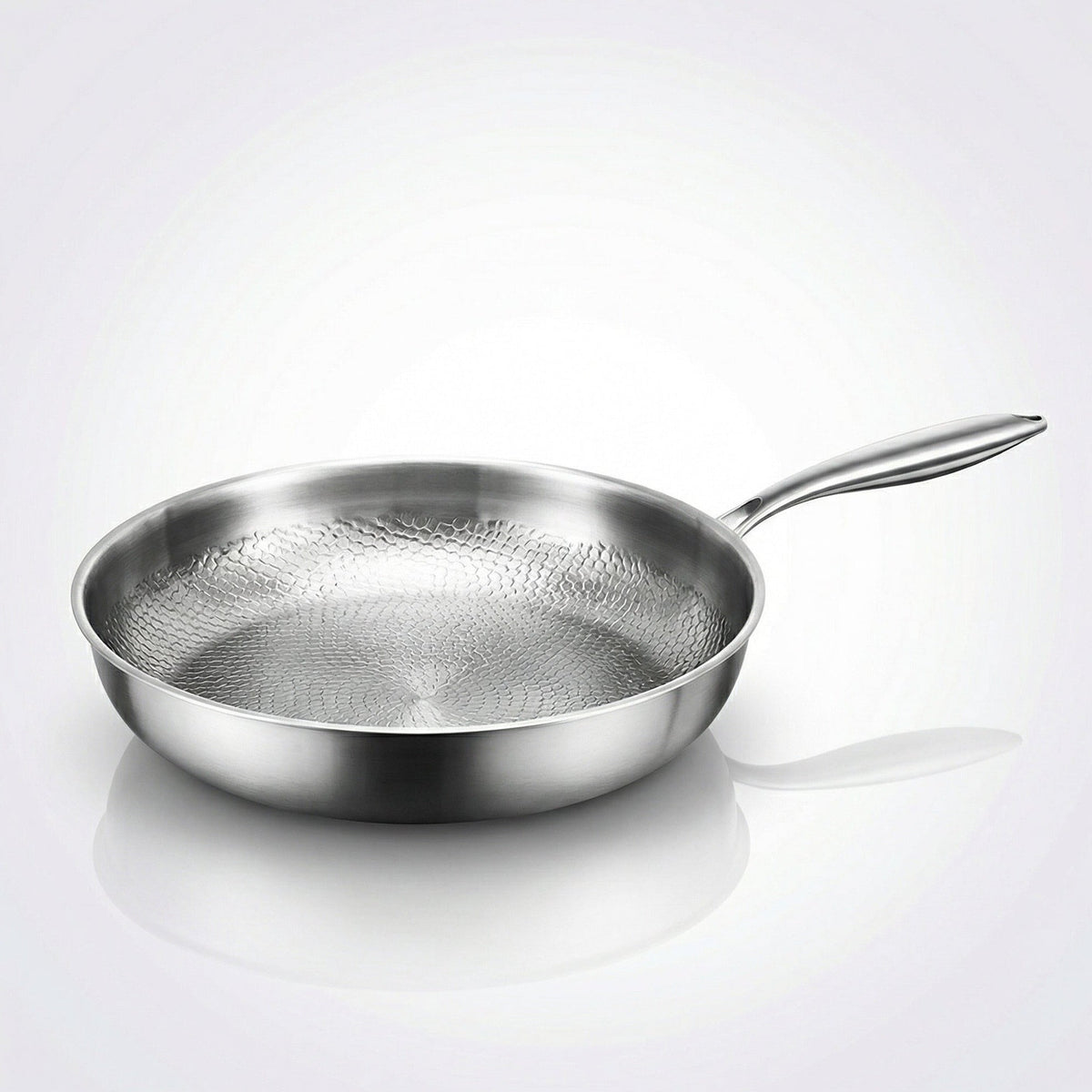 Zilverkleurige koekenpan met gehamerd oppervlak en lange steel