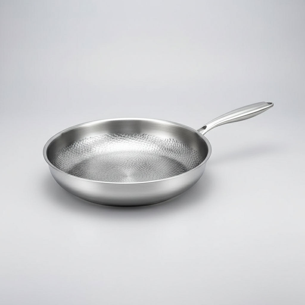 Zilverkleurige koekenpan met steel naar rechts