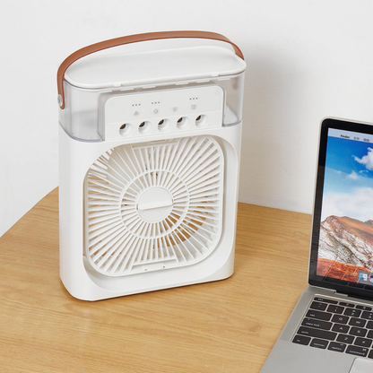 Luchtkoeler op een houten bureau naast een open laptop