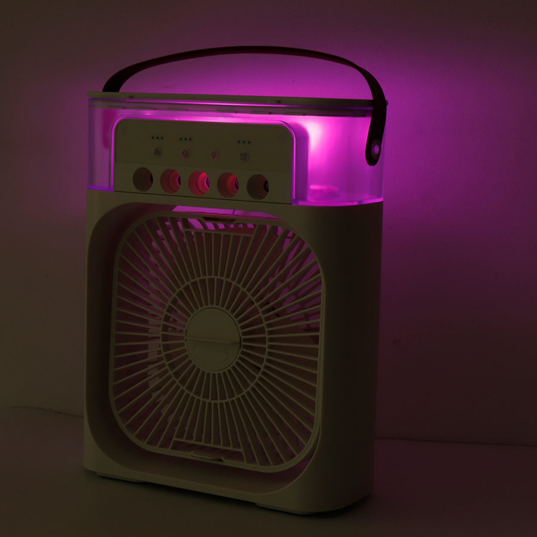 Witte luchtkoeler met paarse verlichting in een donkere kamer