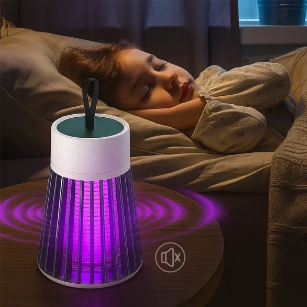 Muggenlamp op een nachtkastje naast een slapende persoon