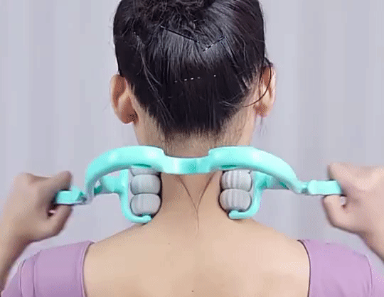 Persoon houdt een blauwe nekmassager aan beide handgrepen achter de nek
