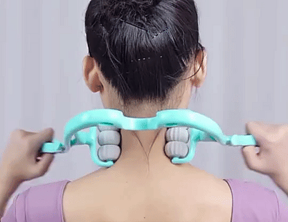 Persoon houdt een blauwe nekmassager aan beide handgrepen achter de nek