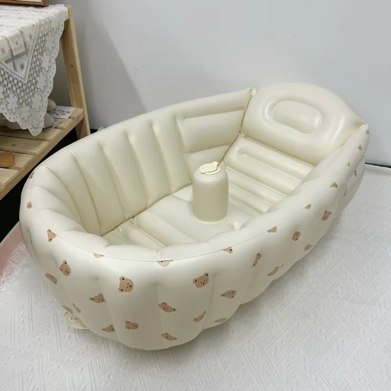 Crèmekleurig opblaasbaar babybadje met berenprint en verhoogd middendeel