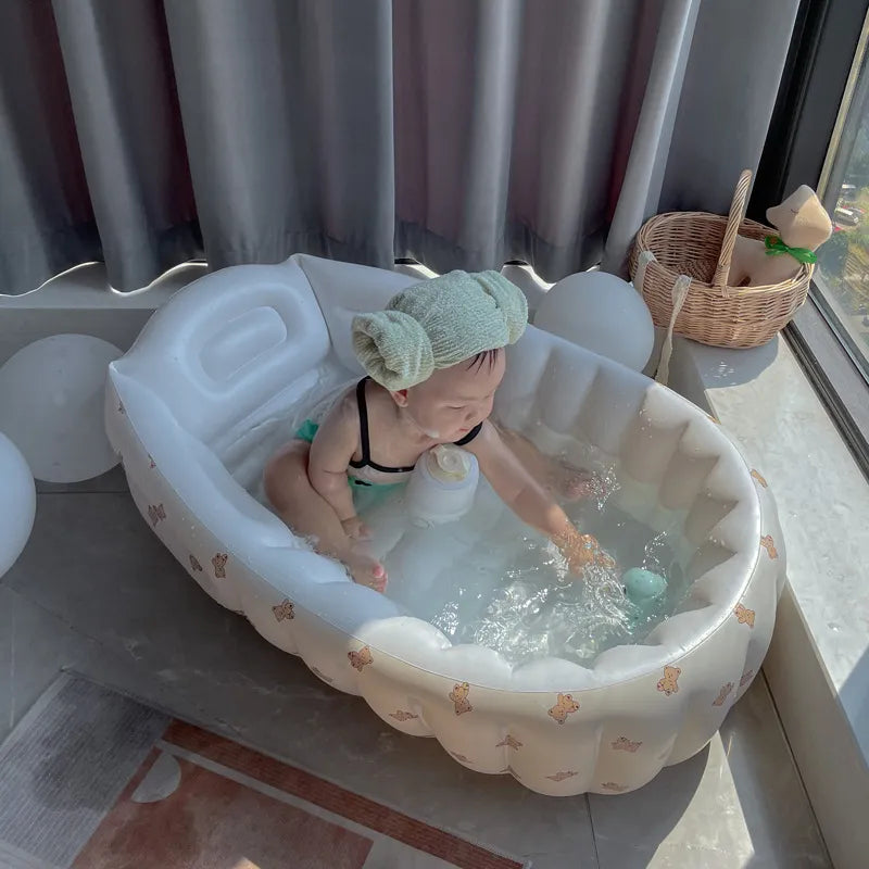 Kind speelt met water in een opblaasbaar babybadje