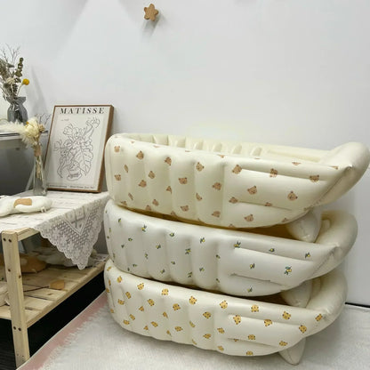 Twee opblaasbare babybadjes met verschillende prints boven elkaar