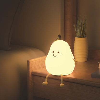 Verlicht peervormig nachtlampje op een houten nachtkastje