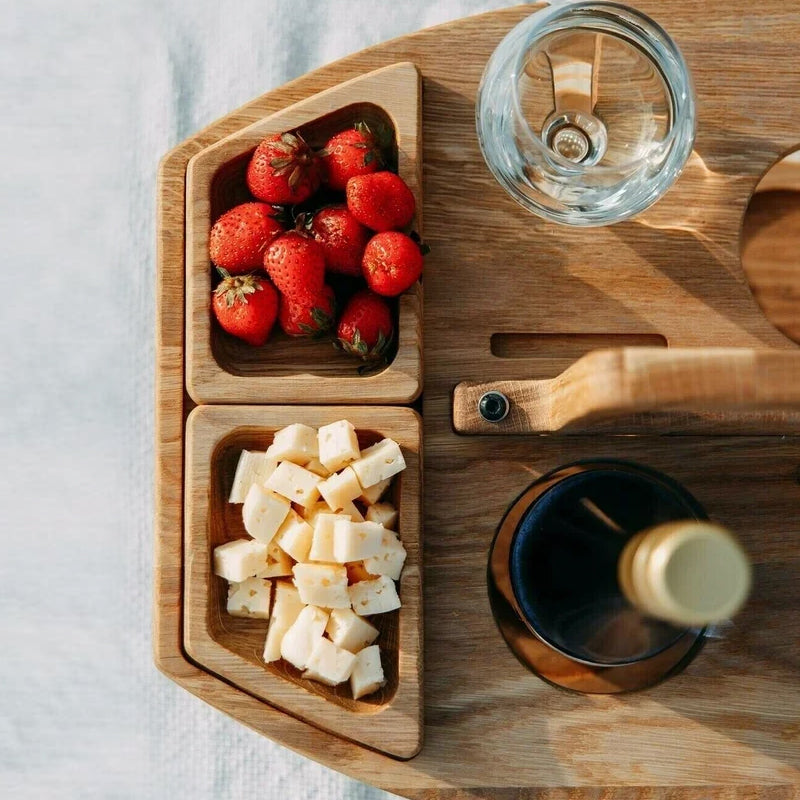 Detail van vakken en uitsparingen in een houten picknicktafel